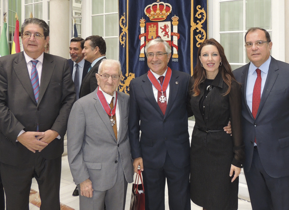 Cruces a Domínguez Guzmán y Luis Revilla