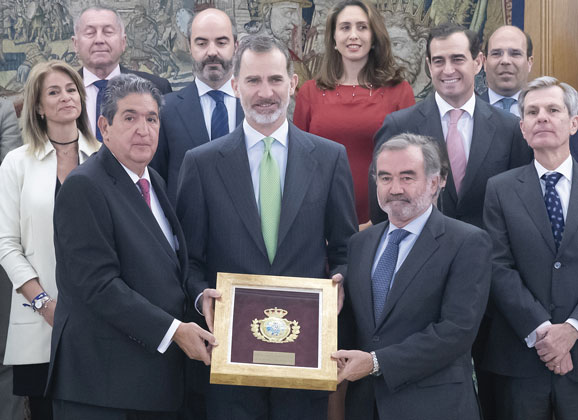 El Rey recibió la Medalla de Oro del Colegio