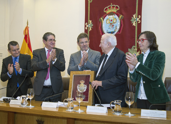 Medalla de Honor del Colegio a don Manuel Olivencia