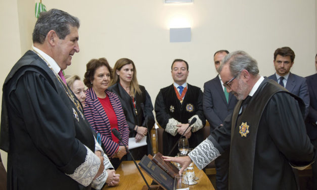 Óscar Cisneros juró como Decano