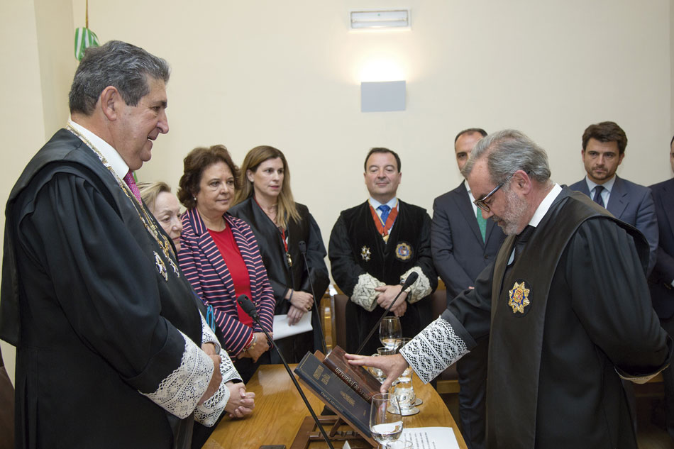 Óscar Cisneros juró como Decano