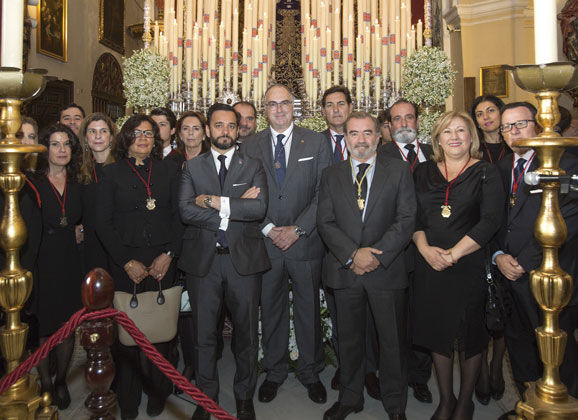 Óscar Cisneros entregó el Bastón de Mando a la Hermandad del Silencio al cumplirse veinticinco años